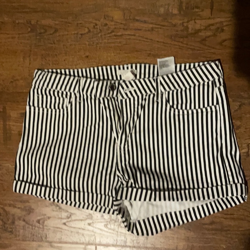 H&M black and white shorts